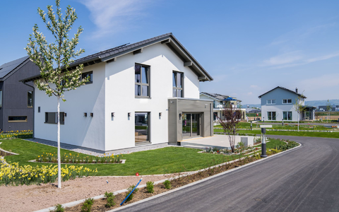 Fertighäuser im Schwarzwald. - Foto: Benedikt Spether/dpa