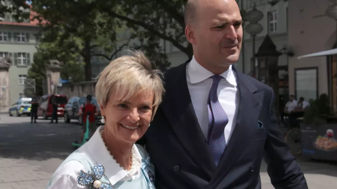 Gloria von Thurn und Taxis mit ihrem Sohn Albert. (Archivbild)  - Bild: Michael Faulhaber/dpa