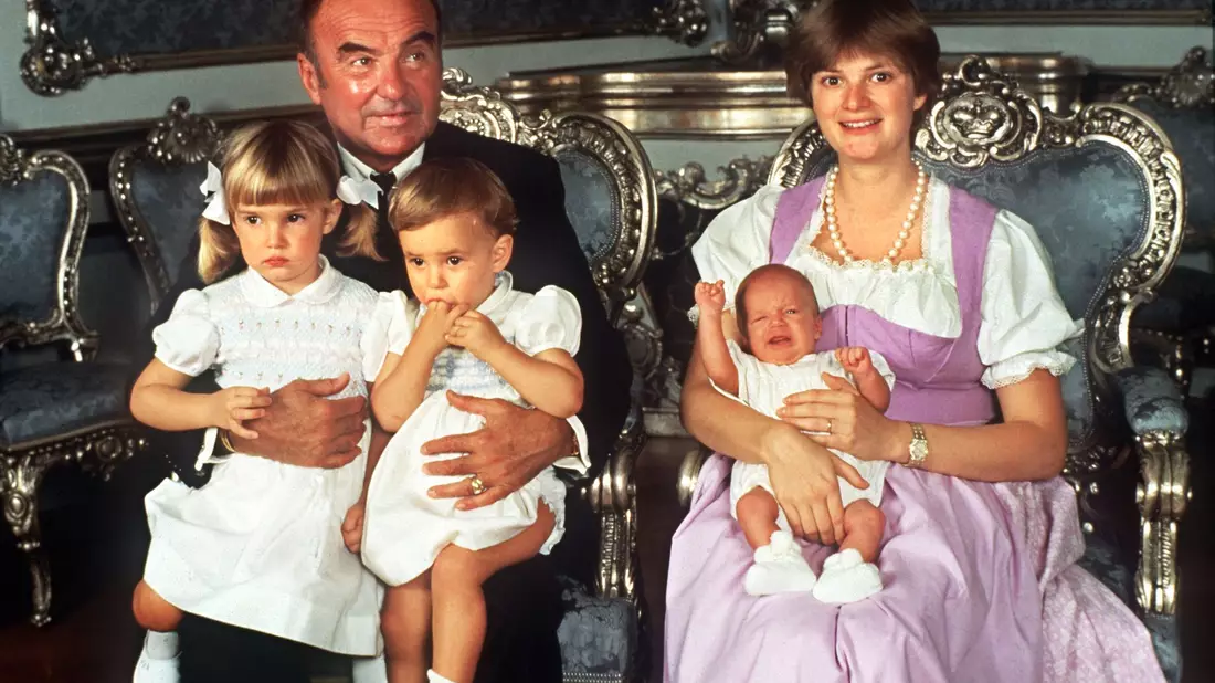 Gloria Fürstin von Thurn und Taxis als junge Mutter mit ihrem Mann, Johannes Fürst von Thurn und Taxis, und den drei Kindern (l-r) Maria Theresia, Elisabeth und Albert im Juni 1983. (Archivbild) - Bild: Horst Ossinger/dpa