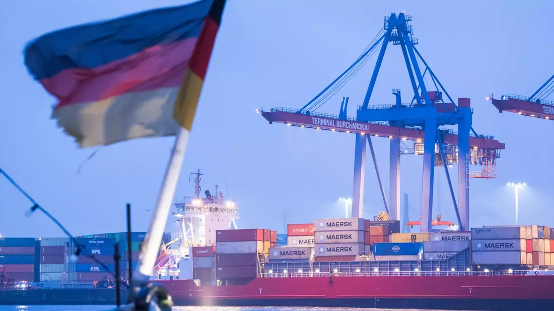 Auf einem Schiff im Hamburger Hafen weht die deutsche Flagge. (Archivbild) - Bild: Daniel Bockwoldt/dpa
