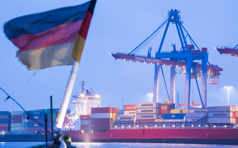 Auf einem Schiff im Hamburger Hafen weht die deutsche Flagge. (Archivbild) - Foto: Daniel Bockwoldt/dpa Auf einem Schiff im Hamburger Hafen weht die deutsche Flagge. (Archivbild) - Foto: Daniel Bockwoldt/dpa