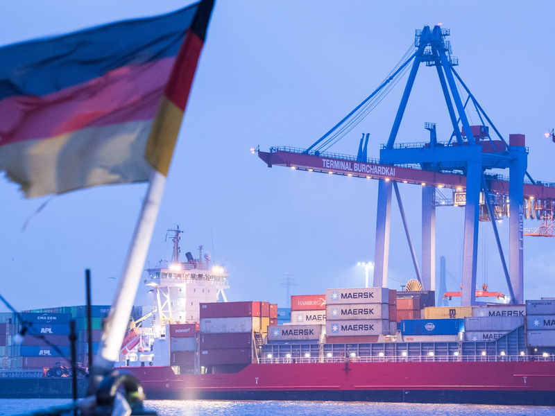 Auf einem Schiff im Hamburger Hafen weht die deutsche Flagge. (Archivbild) - Foto: Daniel Bockwoldt/dpa