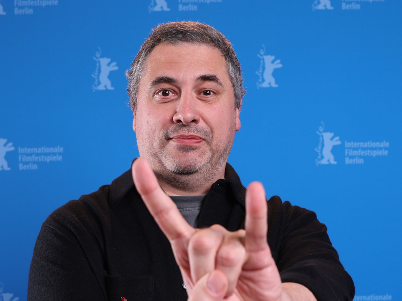 Radu Jude wurde mit einem Silbernen Bären ausgezeichnet. - Foto: Ronny Hartmann/AFP Pool/dpa