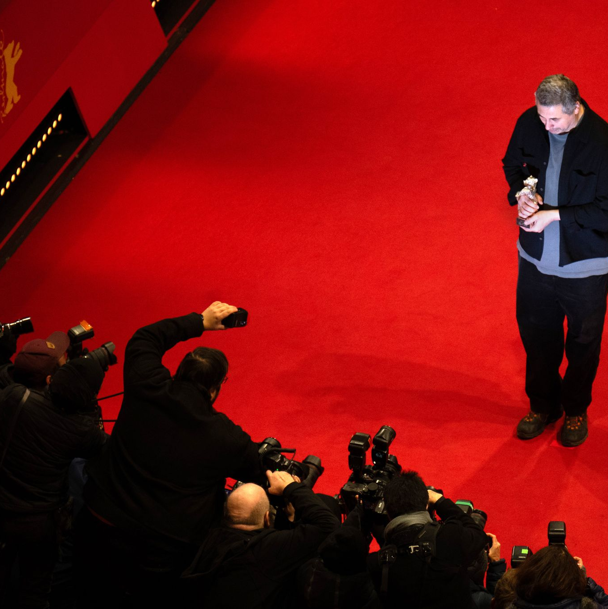 Radu Jude präsentiert seinen Bären. - Foto: Sebastian Gollnow/dpa