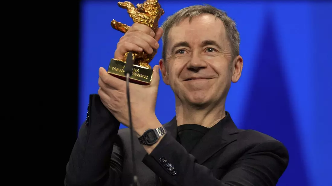  Dag Johan Haugerud mit dem Hauptpreis. - Bild: Soeren Stache/dpa