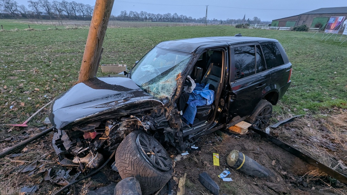 FW-KLE: Verkehrsunfall: Range Rover prallt gegen Baum und Strommast - Foto: presseportal.de