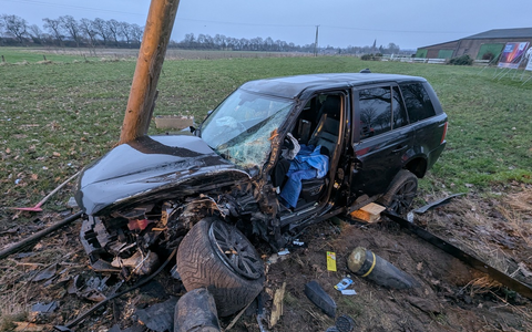 FW-KLE: Verkehrsunfall: Range Rover prallt gegen Baum und Strommast - Foto: presseportal.de