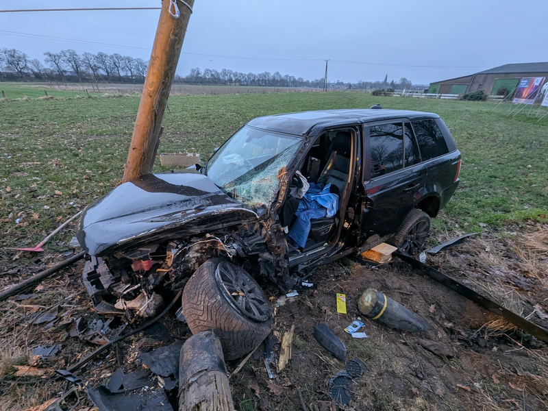FW-KLE: Verkehrsunfall: Range Rover prallt gegen Baum und Strommast - Foto: presseportal.de