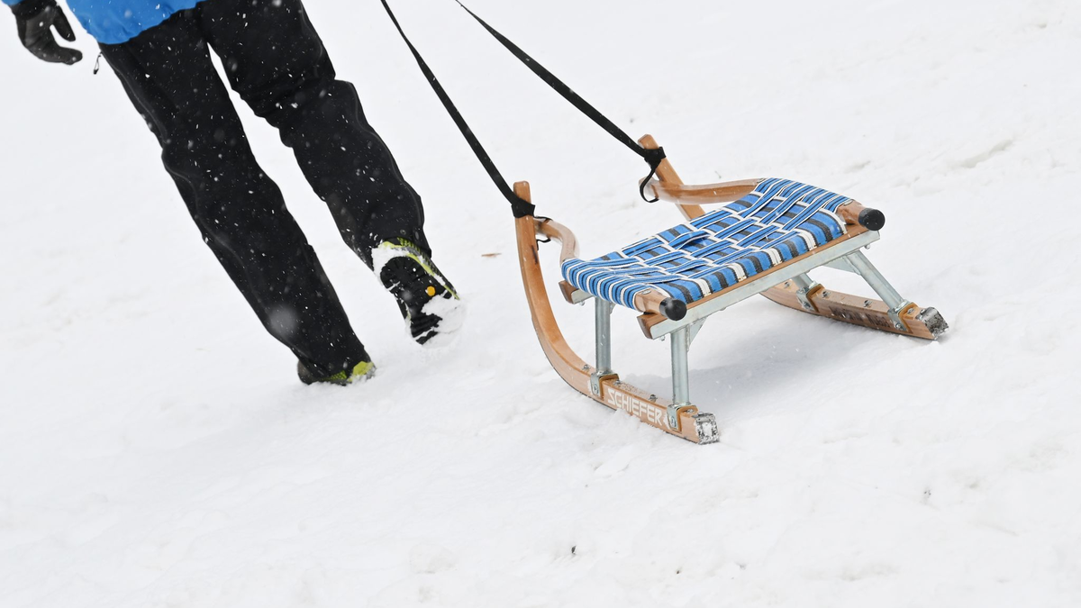 Der alkoholisierte Rodler prallte gegen eine Pistenabtrennung (Symbolbild) - Foto: Angelika Warmuth/dpa