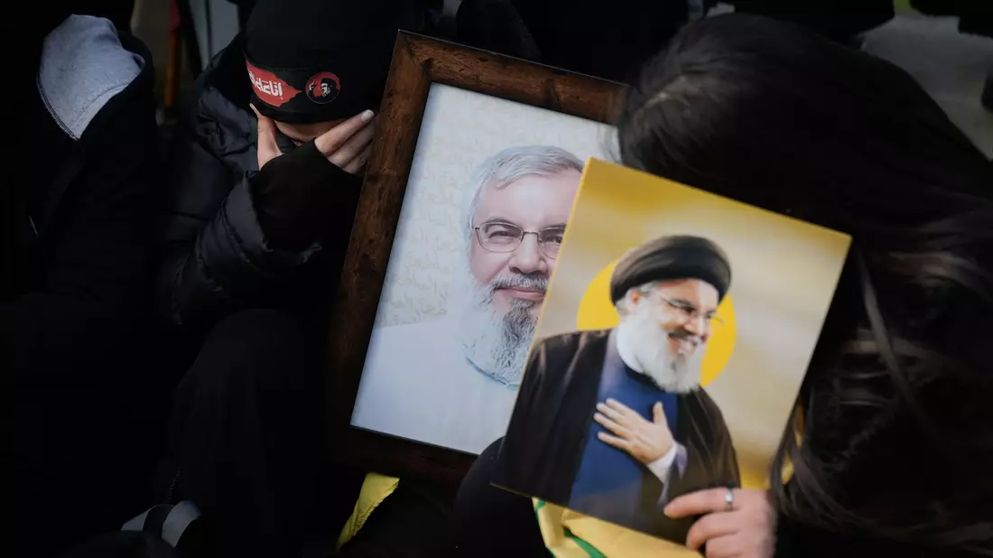 Israel lässt Kampfflugzeuge über die Trauerfeier für Hisbollah-Chef donnern.  - Bild: Bilal Hussein/AP/dpa