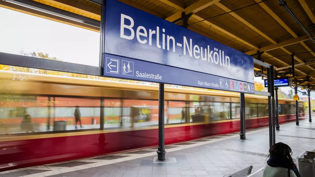 Die Kontrolle fand im Oktober am S-Bahnhof Neukölln statt. (Archivbild) - Bild: Christoph Soeder/dpa