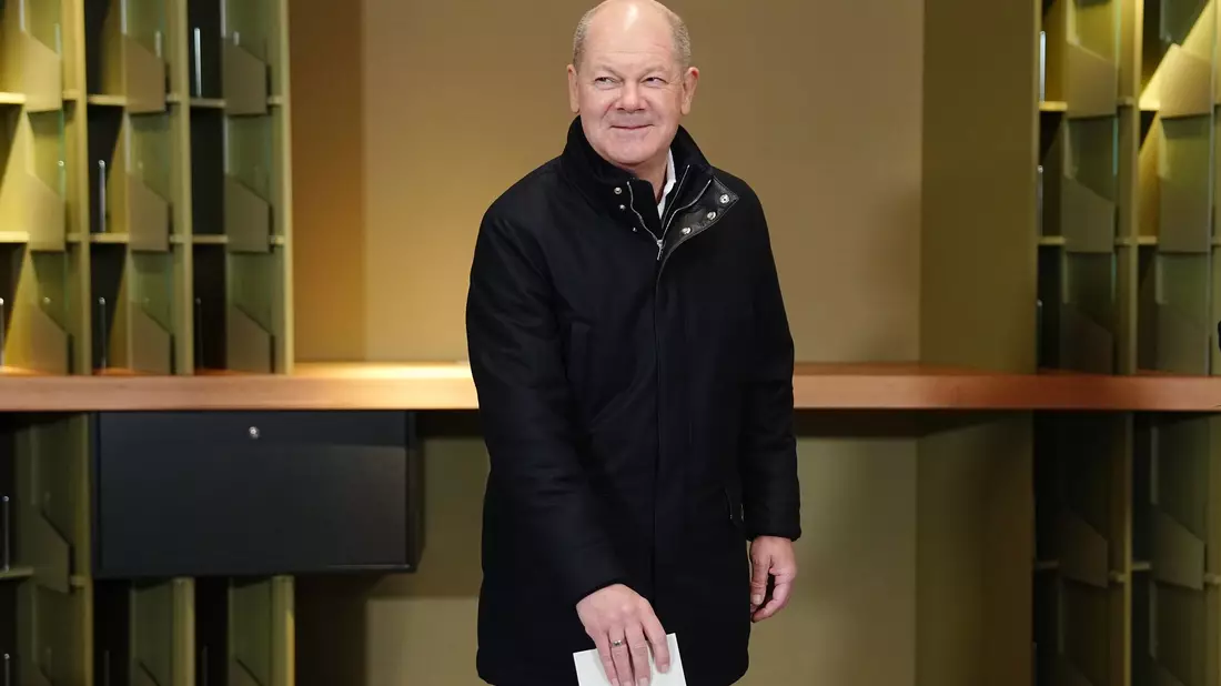 Noch bis 18.00 Uhr sind die Wahllokale geöffnet. Kanzler Olaf Scholz (SPD) gab seinen Wahlzettel in Potsdam ab. - Bild: Kay Nietfeld/dpa