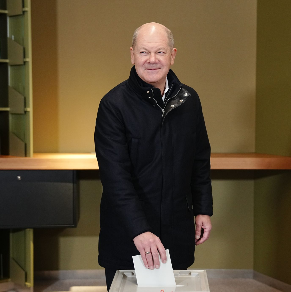 Noch bis 18.00 Uhr sind die Wahllokale geöffnet. Kanzler Olaf Scholz (SPD) gab seinen Wahlzettel in Potsdam ab. - Foto: Kay Nietfeld/dpa