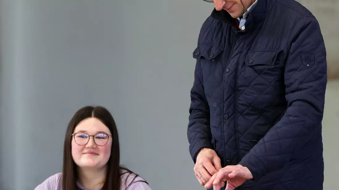 Unions-Kanzlerkandidat Merz wählte in seiner Heimatstadt im Sauerland. - Bild: Oliver Berg/dpa