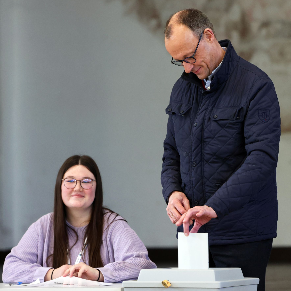 Unions-Kanzlerkandidat Merz wählte in seiner Heimatstadt im Sauerland. - Foto: Oliver Berg/dpa