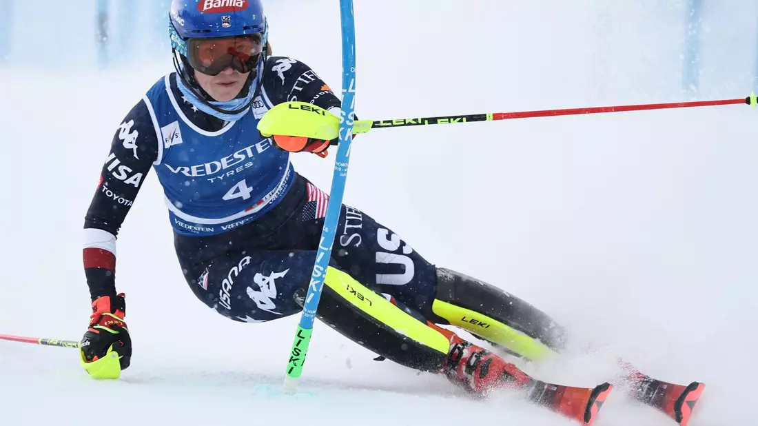 Ausnahmeathletin Mikaela Shiffrin feiert im Slalom von Sestriere ihren 100. Weltcup-Sieg. - Bild: Marco Trovati/AP/dpa