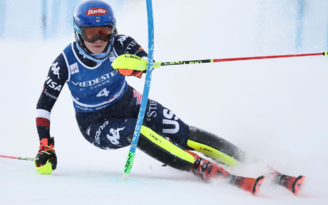 Ausnahmeathletin Mikaela Shiffrin feiert im Slalom von Sestriere ihren 100. Weltcup-Sieg. - Foto: Marco Trovati/AP/dpa Ausnahmeathletin Mikaela Shiffrin feiert im Slalom von Sestriere ihren 100. Weltcup-Sieg. - Foto: Marco Trovati/AP/dpa