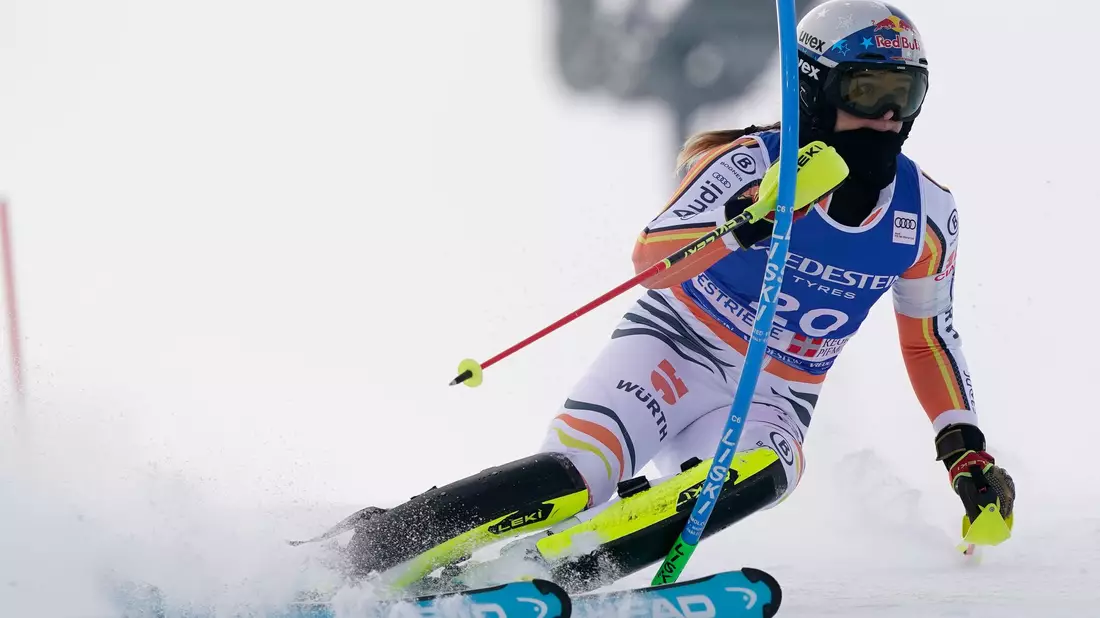 Beste Deutsche im Slalom von Sestriere: Emma Aicher. - Bild: Piermarco Tacca/AP/dpa
