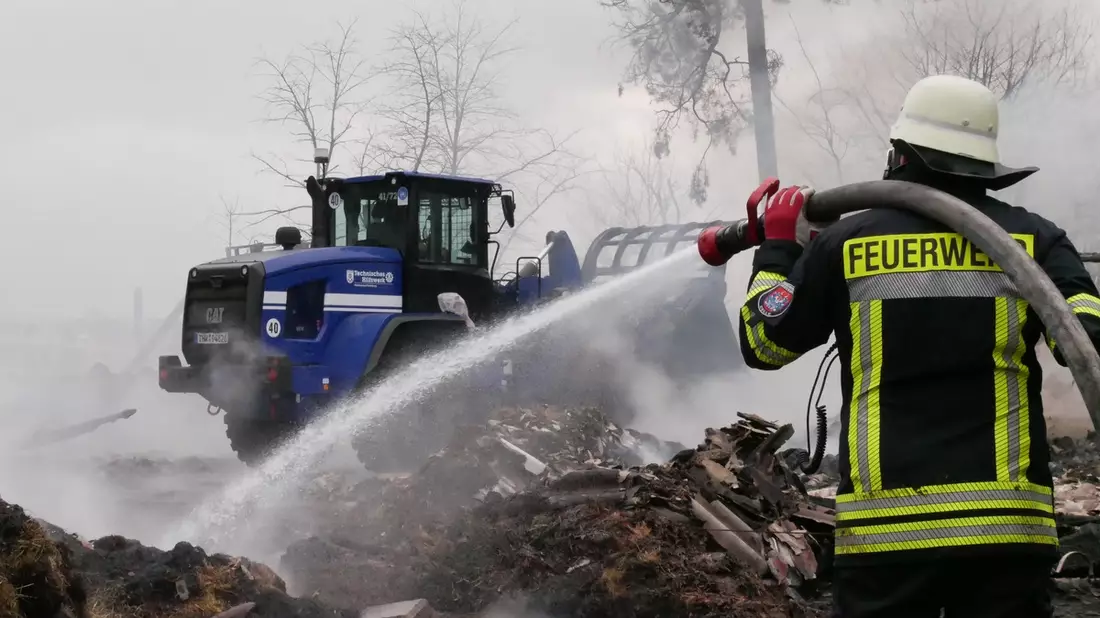 FW Celle: Scheunenbrand in Hustedt - Löschmaßnahmen fortgesetzt - Bild: presseportal.de