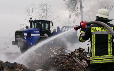FW Celle: Scheunenbrand in Hustedt - Löschmaßnahmen fortgesetzt - Foto: presseportal.de