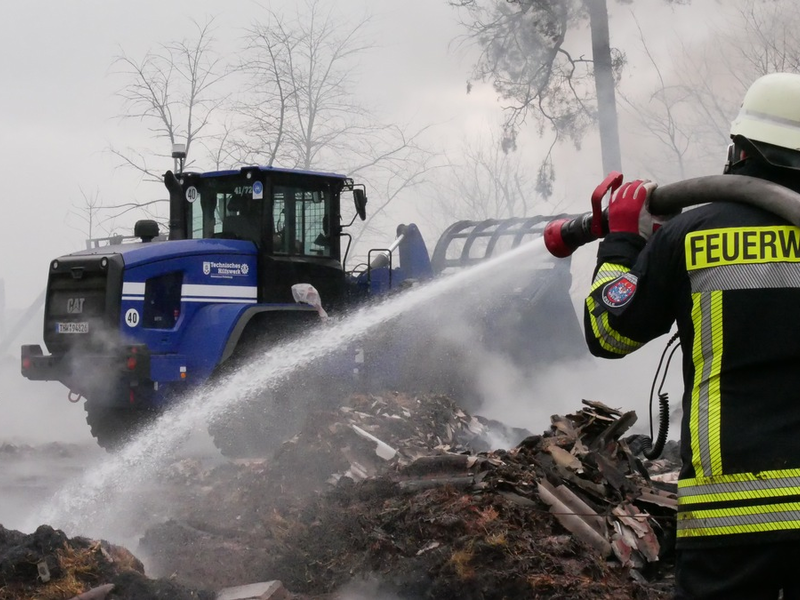 FW Celle: Scheunenbrand in Hustedt - Löschmaßnahmen fortgesetzt - Foto: presseportal.de