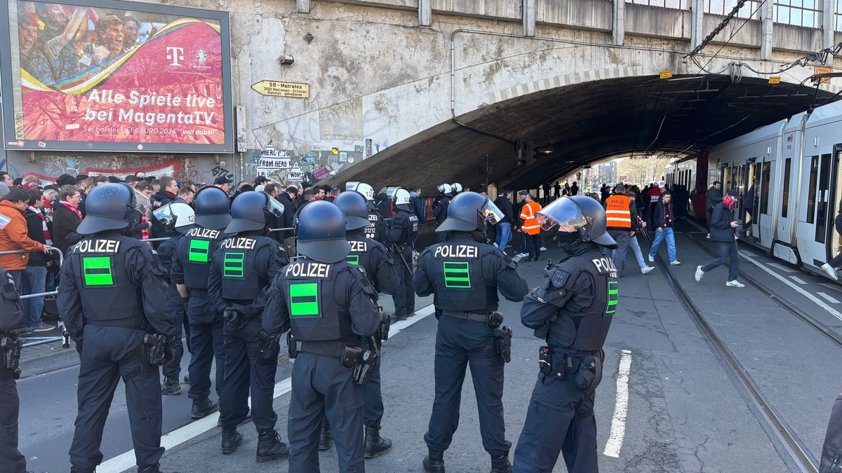 BPOL NRW: Bundespolizei im Einsatz - Zweite Fußballbundesliga - 1.FC Köln gegen Fortuna Düsseldorf - Anreisephase mit Zwischenfällen - Foto: presseportal.de