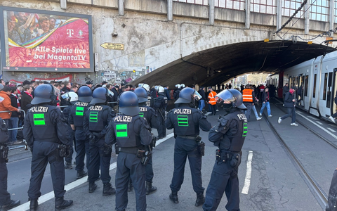 BPOL NRW: Bundespolizei im Einsatz - Zweite Fußballbundesliga - 1.FC Köln gegen Fortuna Düsseldorf - Anreisephase mit Zwischenfällen - Foto: presseportal.de