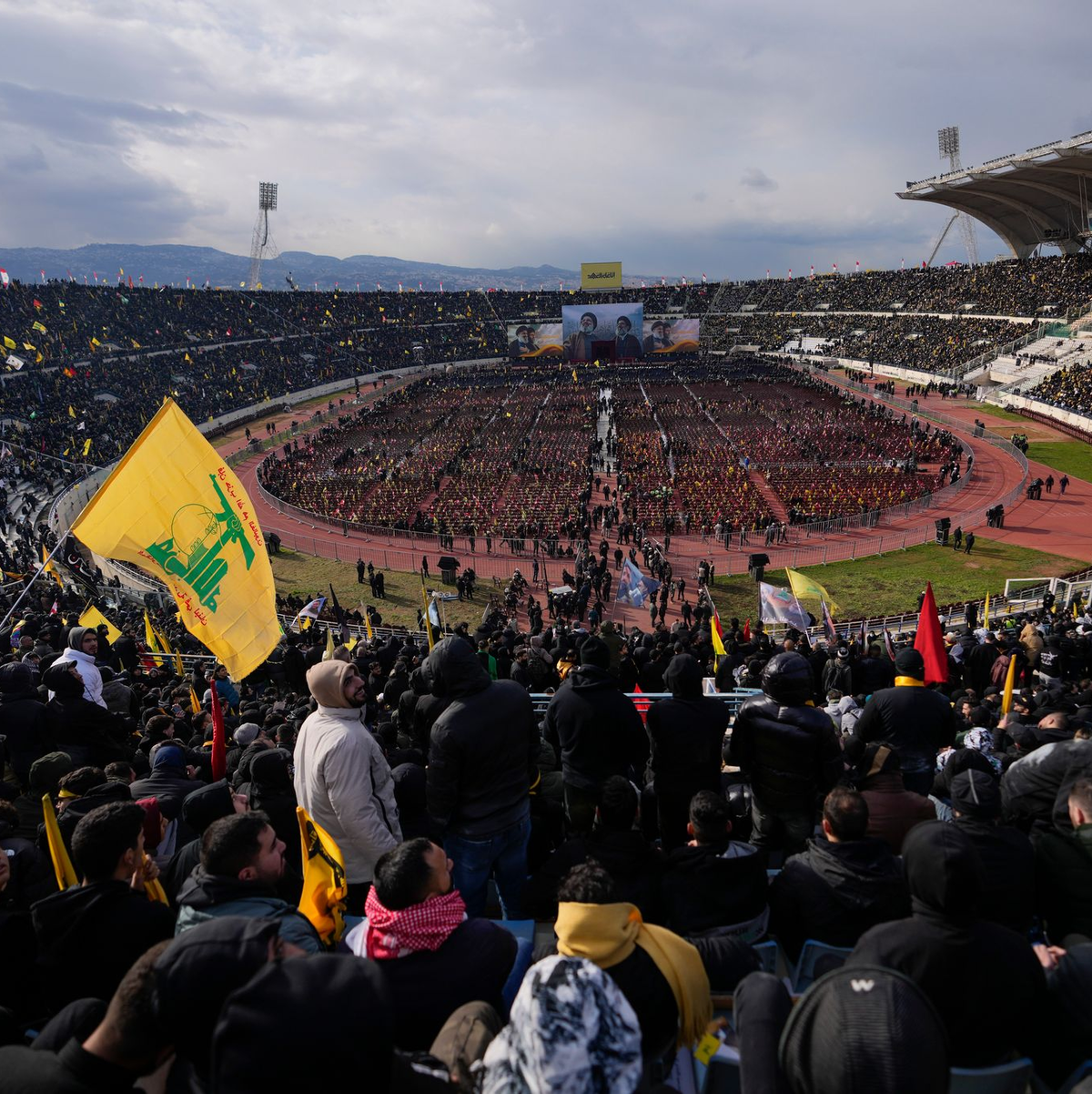 Die Hisbollah feiert ihren getöteten Anführer Nasrallah bei einer aufwendigen Zeremonie. - Foto: Hassan Ammar/AP/dpa