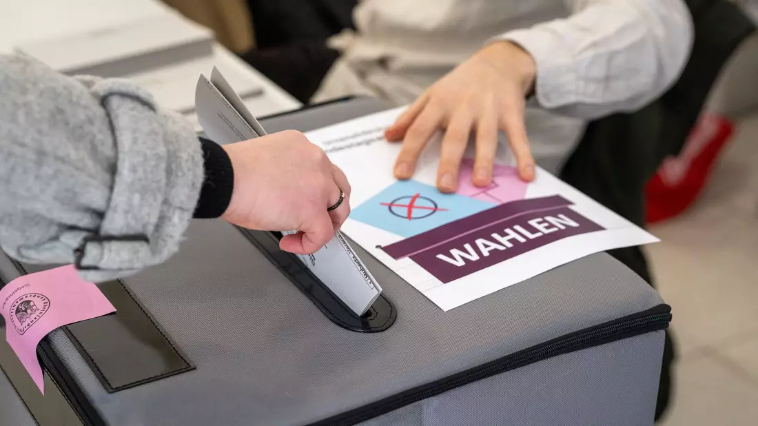 Die Umfragen vor der Wahl hatten die Union klar vorn gesehen - aber für welche Koalitionsoptionen es reicht, war noch offen. - Bild: Harald Tittel/dpa