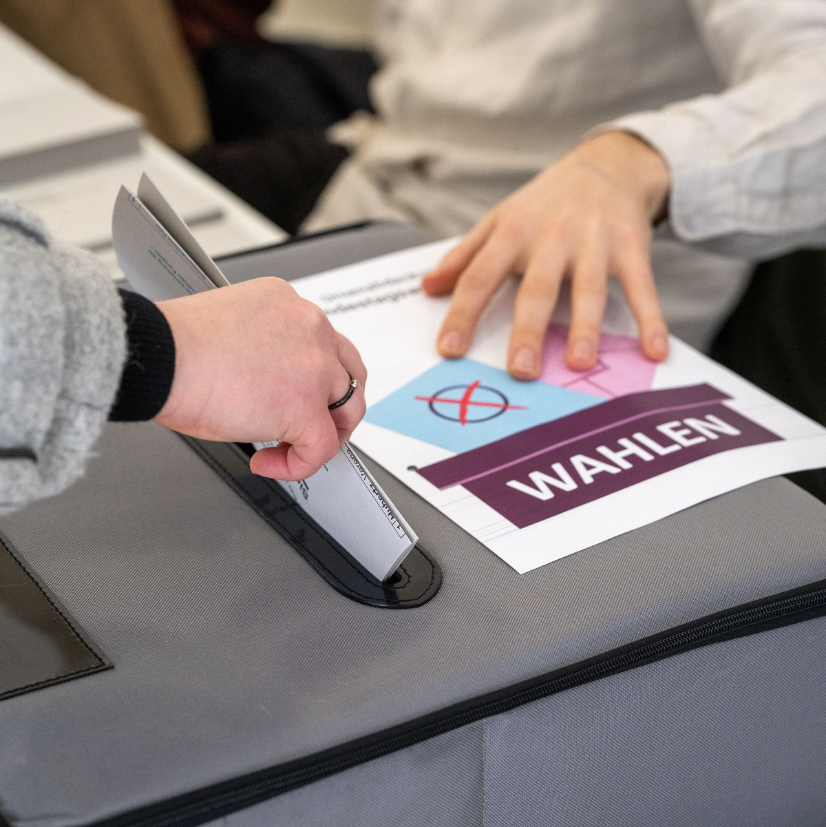 Die Umfragen vor der Wahl hatten die Union klar vorn gesehen - aber für welche Koalitionsoptionen es reicht, war noch offen. - Foto: Harald Tittel/dpa