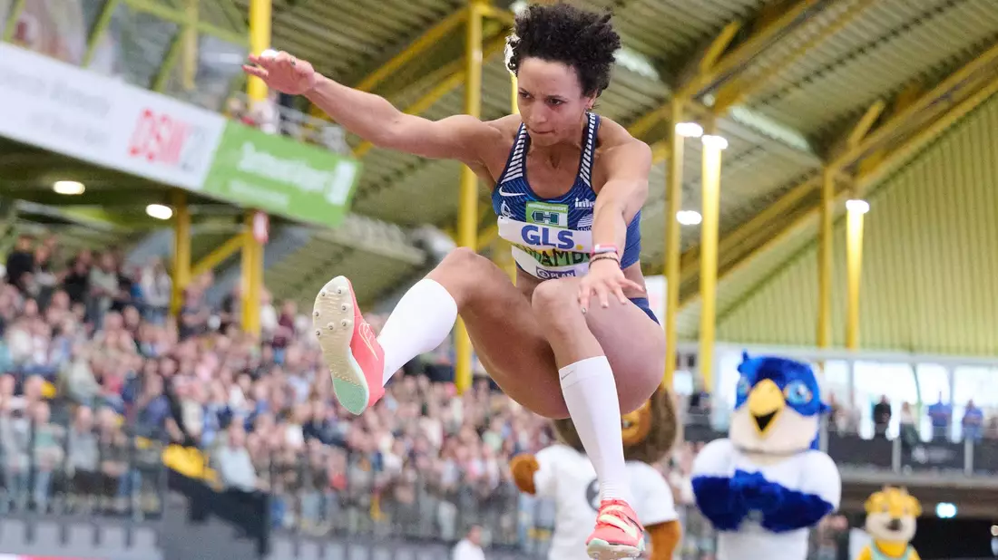 Malaika Mihambo holte in Dortmund ihren achten nationalen Hallentitel in Folge. - Bild: Bernd Thissen/dpa