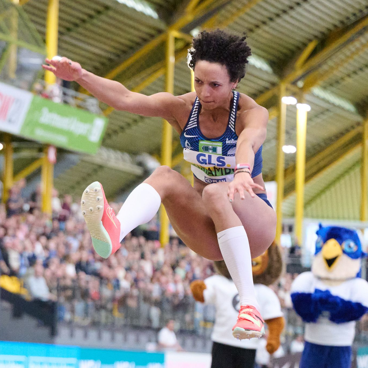 Sprinterin Alexandra Burghardt (l) überraschte mit einer Top-Zeit über die 60 Meter. - Foto: Bernd Thissen/dpa