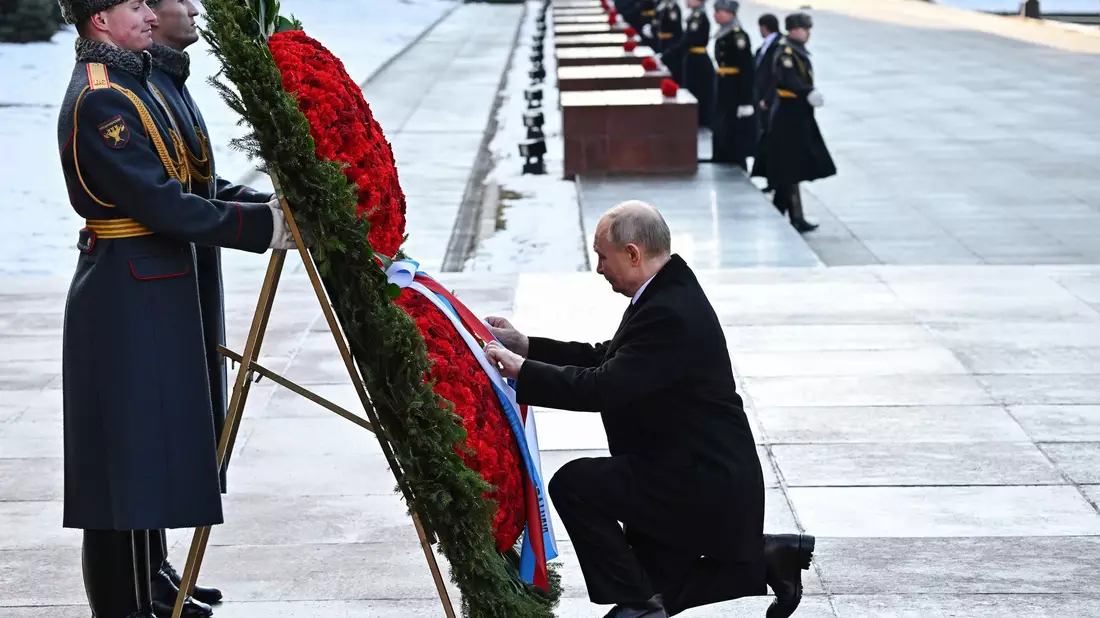 Kremlchef Wladimir Putin hat an die Gefallenen russischer Kriege erinnert und den Streitkräften neue und moderne Waffen in Aussicht gestellt.  - Bild: Sergei Bobylev/Sputnik/Kremlin Pool/AP/dpa