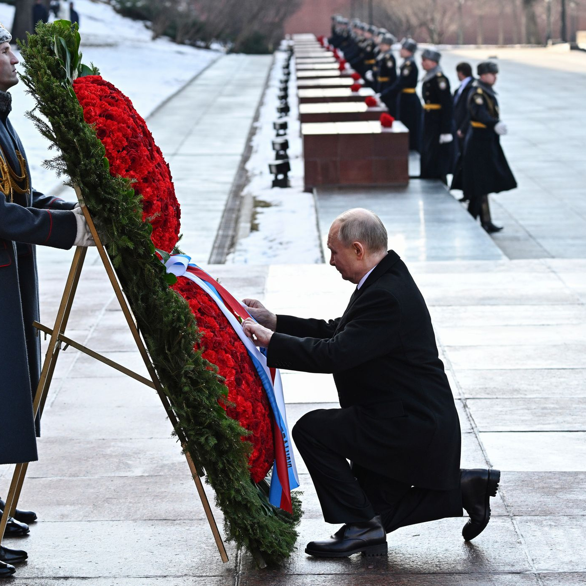 Kremlchef Wladimir Putin hat an die Gefallenen russischer Kriege erinnert und den Streitkräften neue und moderne Waffen in Aussicht gestellt.  - Foto: Sergei Bobylev/Sputnik/Kremlin Pool/AP/dpa