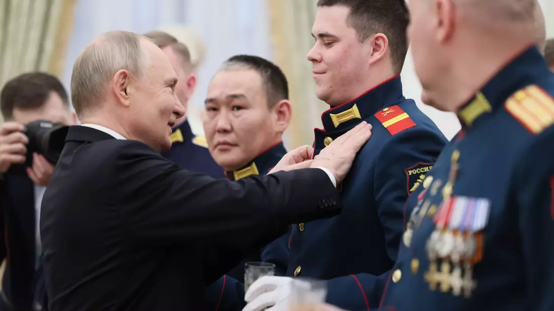 Kremlchef Wladimir Putin hat Kriegsteilnehmer im Kreml als Helden Russlands ausgezeichnet und den Streitkräften neue und moderne Waffen in Aussicht gestellt.  - Bild: Mikhail Metzel/Pool Sputnik Kremlin/dpa