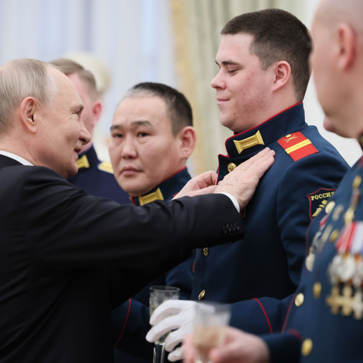 Kremlchef Wladimir Putin hat Kriegsteilnehmer im Kreml als Helden Russlands ausgezeichnet und den Streitkräften neue und moderne Waffen in Aussicht gestellt.  - Foto: Mikhail Metzel/Pool Sputnik Kremlin/dpa