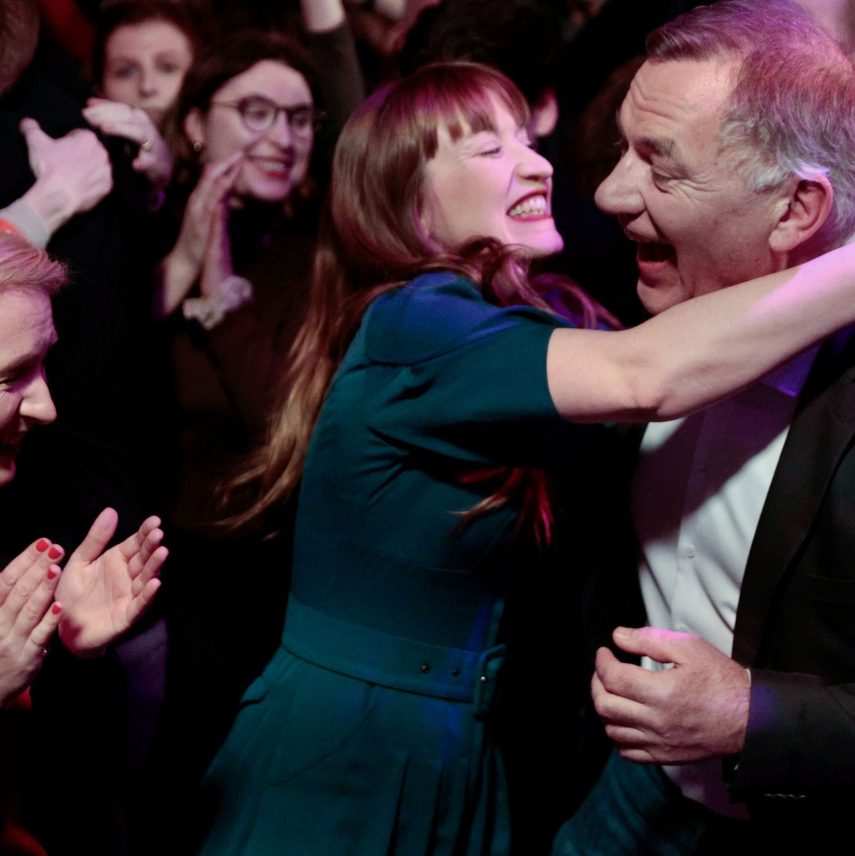 Die Spitzenkandidaten der Linken, Heidi Reichinnek und Jan van Aken, feiern die Prognose. - Foto: Carsten Koall/dpa