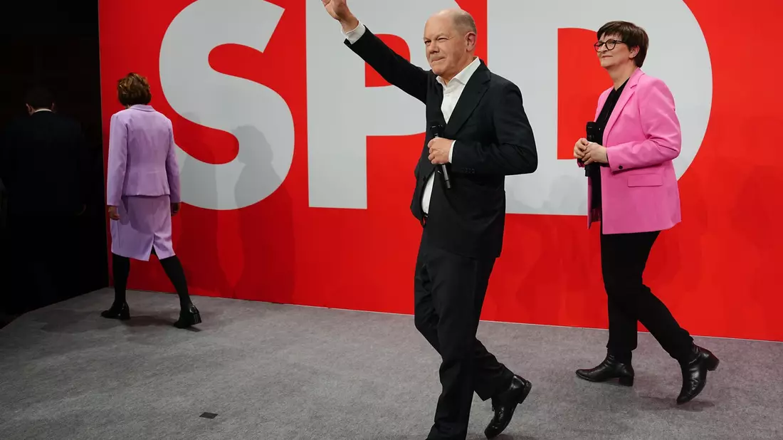 Bitterer Abend: Olaf Scholz in der SPD-Zentrale. - Bild: Kay Nietfeld/dpa