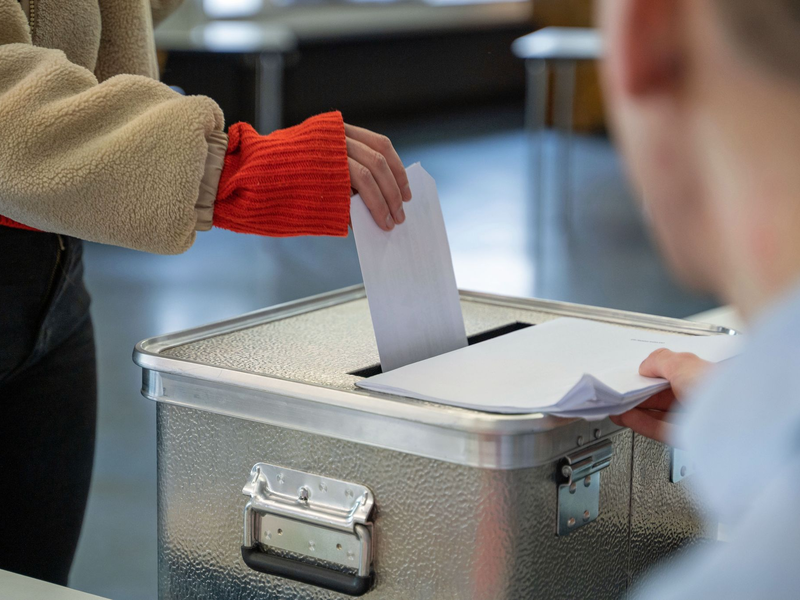Meinungsforscher sehen beim Abstimmungsverhalten große Unterschiede zwischen den Generationen. - Foto: Helena Dolderer/dpa