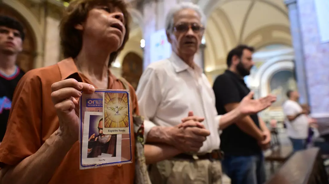 In Franziskus' Heimat Argentinien beten Gläubige für seine Genesung. - Bild: Fernando Gens/dpa