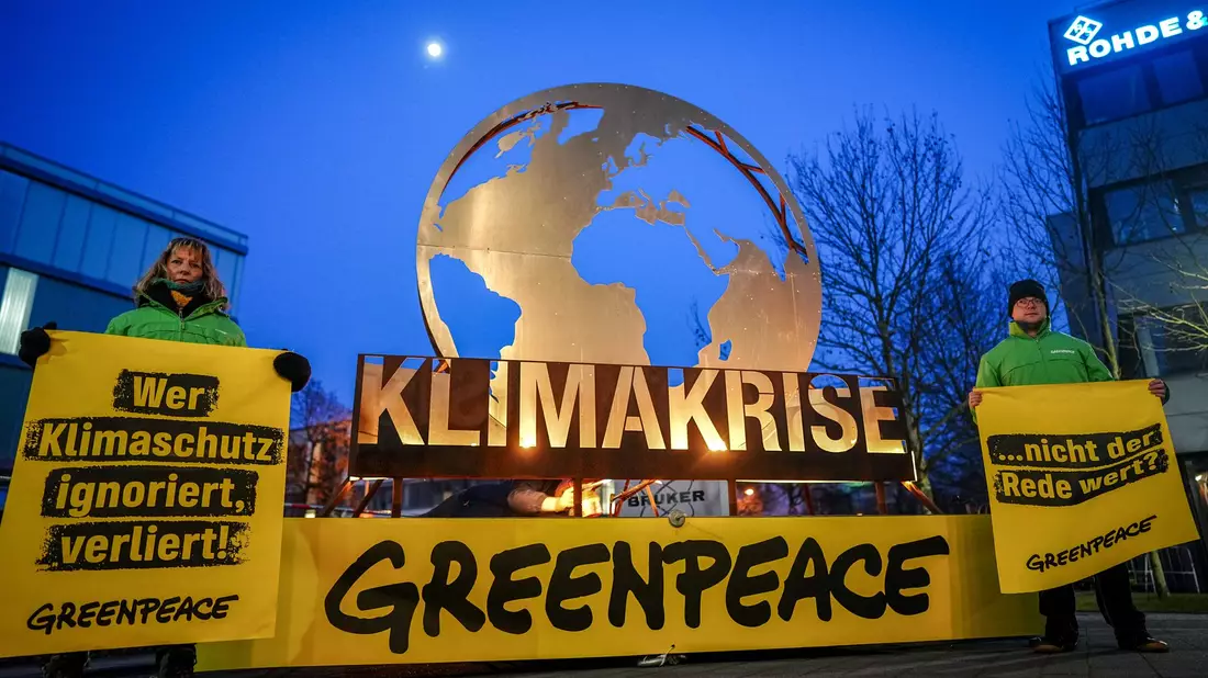 Greenpeace fordert von Merz, an Heizungsgesetz und Verbrenner-Aus festzuhalten.  - Bild: Kay Nietfeld/dpa