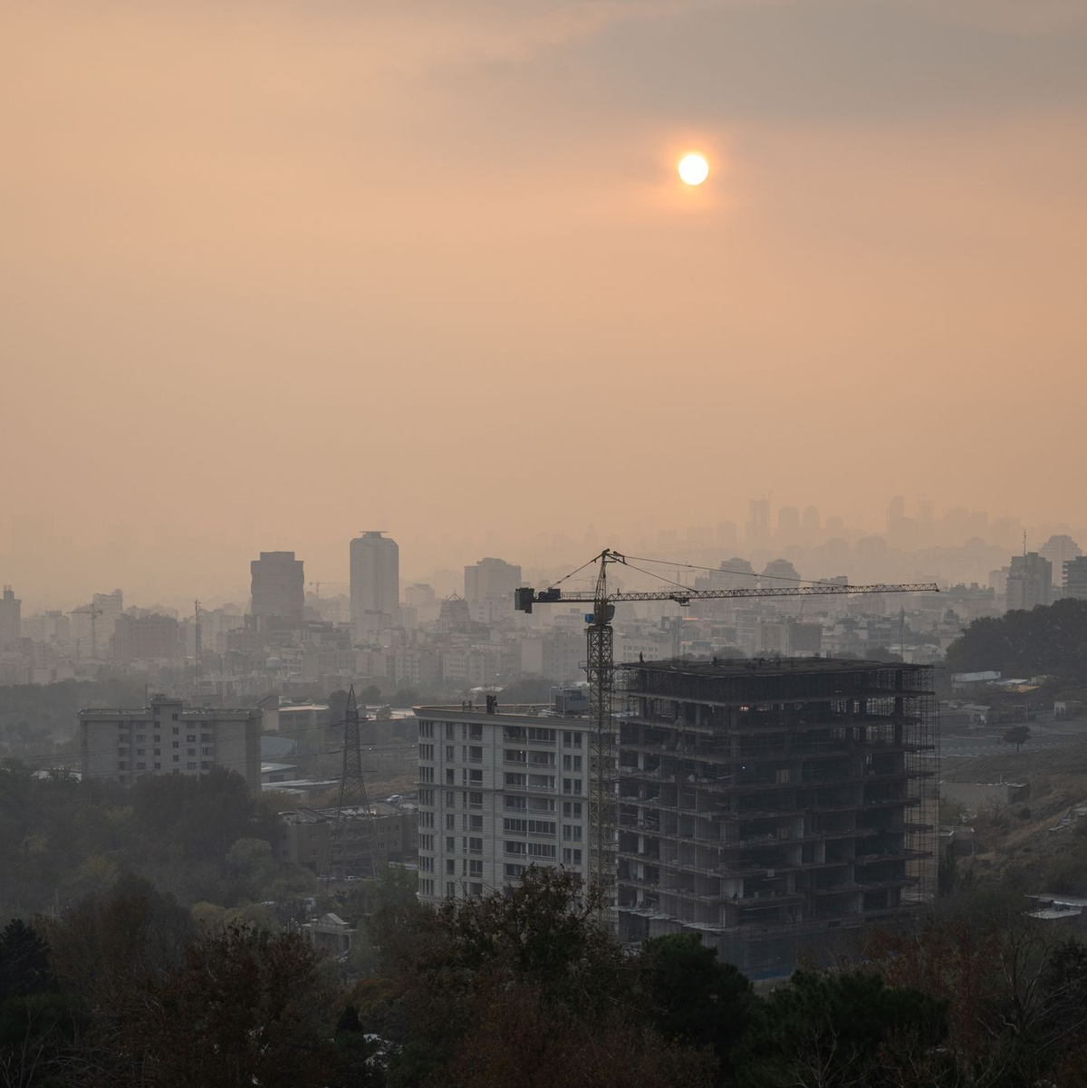 Smog in Teheran: Einen blauen Himmel sehen die Bewohner der Millionenmetropole selten. (Archivbild) - Foto: Arne Immanuel Bänsch/dpa