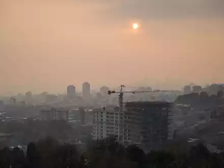 Smog in Teheran: Einen blauen Himmel sehen die Bewohner der Millionenmetropole selten. (Archivbild) - Foto: Arne Immanuel Bänsch/dpa