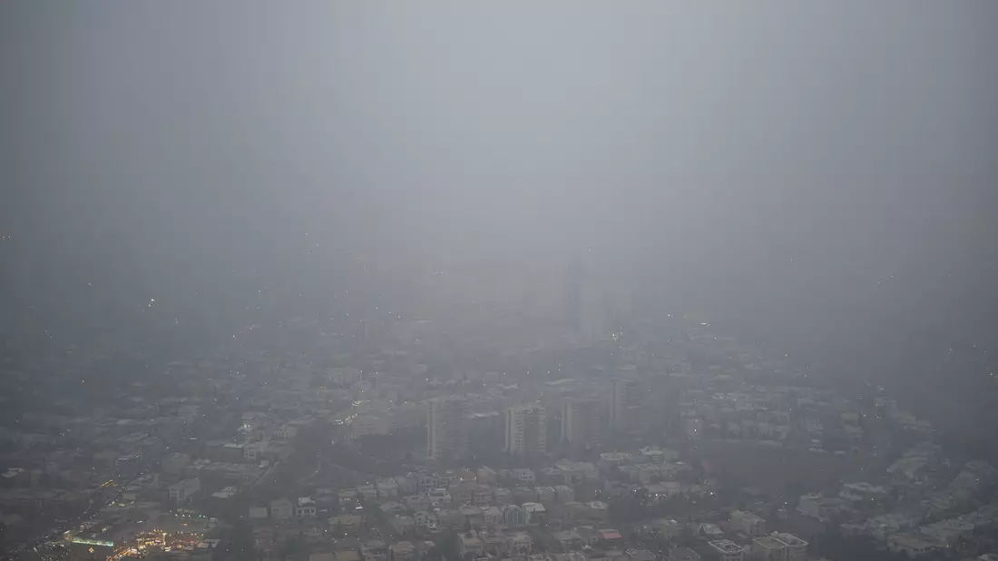Smog in Teheran: Einen blauen Himmel sehen die Bewohner der Millionenmetropole selten. (Archivbild) - Bild: Arne Bänsch/dpa