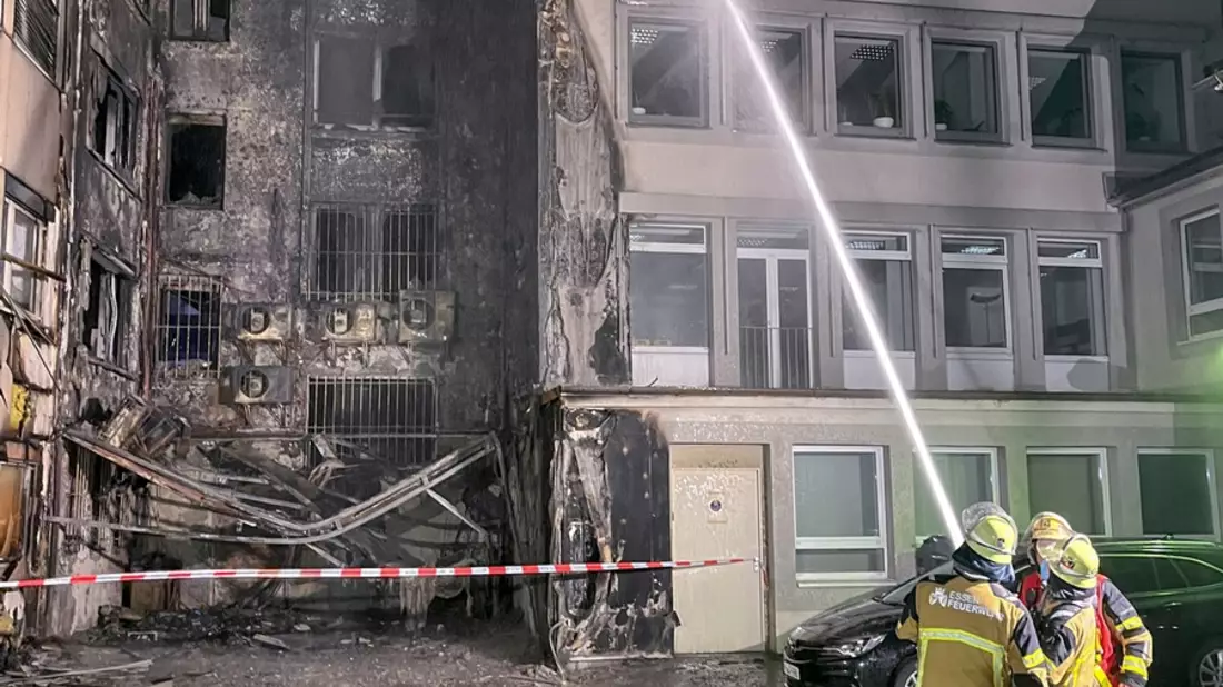 FW-E: Großbrand in Essener Innenstadt - Flammen schießen 18 Meter in den Himmel - Bild: presseportal.de
