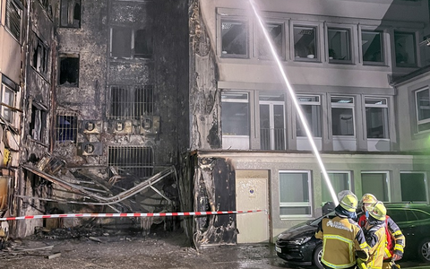 FW-E: Großbrand in Essener Innenstadt - Flammen schießen 18 Meter in den Himmel - Foto: presseportal.de