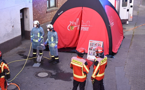 FW Düren: Neuer Gerätewagen Einsatzhygiene - Foto: presseportal.de