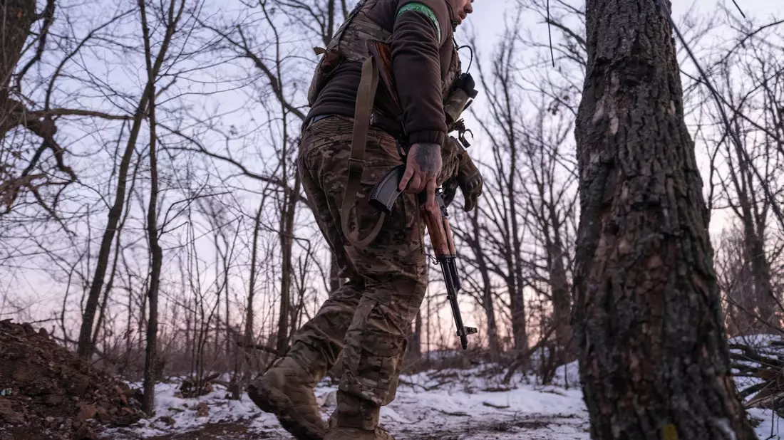 Drei Jahre nach Kriegsbeginn sagt der ukrainische Verteidigungsminister: «Ukrainische Soldaten kämpfen um jeden Meter unseres Landes» (Archivbild) - Bild: Iryna Rybakova/Ukrainian 93rd Mechanized brigade/AP/dpa
