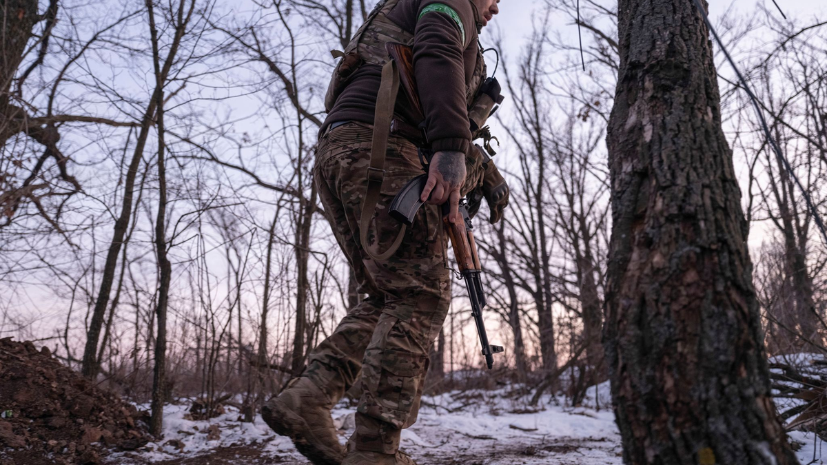 Drei Jahre nach Kriegsbeginn sagt der ukrainische Verteidigungsminister: «Ukrainische Soldaten kämpfen um jeden Meter unseres Landes» (Archivbild) - Foto: Iryna Rybakova/Ukrainian 93rd Mechanized brigade/AP/dpa
