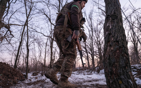 Drei Jahre nach Kriegsbeginn sagt der ukrainische Verteidigungsminister: «Ukrainische Soldaten kämpfen um jeden Meter unseres Landes» (Archivbild) - Foto: Iryna Rybakova/Ukrainian 93rd Mechanized brigade/AP/dpa